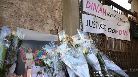 Hommage à Dinah. À 14 ans, l'adolescente se suicide après avoir été fortement harcelée au collège - 17/11/2021 ©AFP - Frederick FLORIN