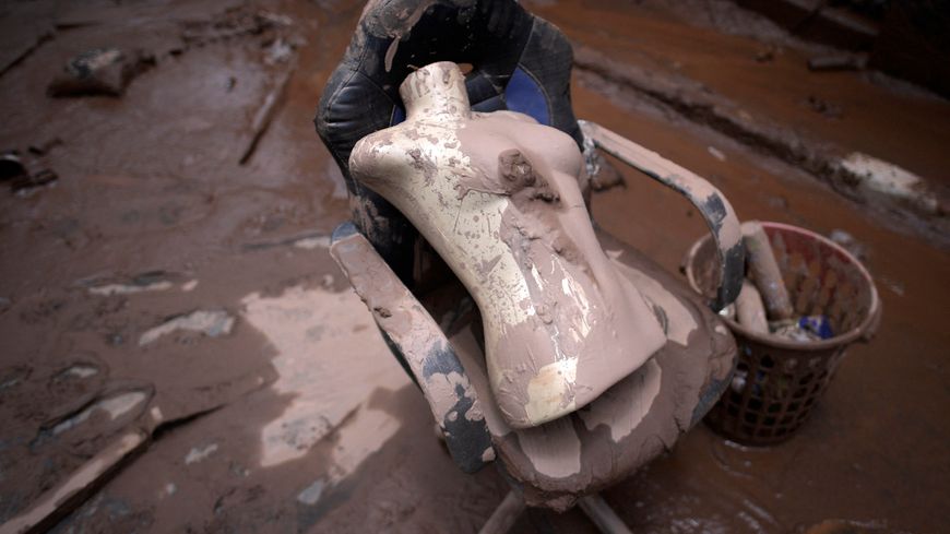 Un morceau de mannequin recouvert de boue dans les rues de Raposos, ville brésilienne dévastée par les inondations