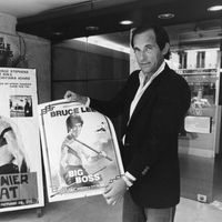 René Chateau présentant des affiches de films de Bruce Lee, au début des années 1980.