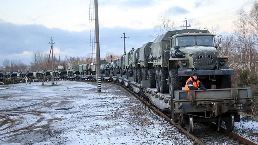 Photo de l'arrivée en Biélorussie des militaires russes de l'autre côté de la frontière avec l'Ukraine.
