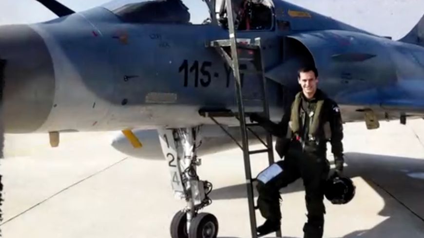 Pilote de chasse sur Mirage 2000 D, bien noté, aguerri, Jean-Baptiste a finalement claqué la porte de l'Armée de l'Air, épuisé par 4 années de harcèlement moral. Il a porté plainte contre la hiérarchie de la Base aérienne de Nancy-Ochey.