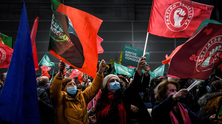 Militant.e.s socialistes avant un discours d'Antonio Costa à Lisbonne le 27 janvier 2022.