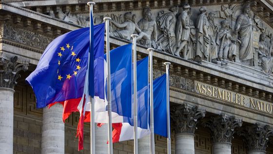 Drapeau européen et français devant l’Assemblée Nationale. ©Getty - Tim Graham