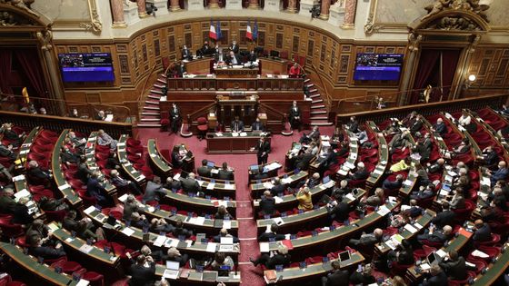Olivier Veran prononce un discours lors du débat sur le projet de loi du pass vaccinal au Sénat français à Paris, le 11 janvier 2022 ©AFP - GEOFFROY VAN DER HASSELT / AFP