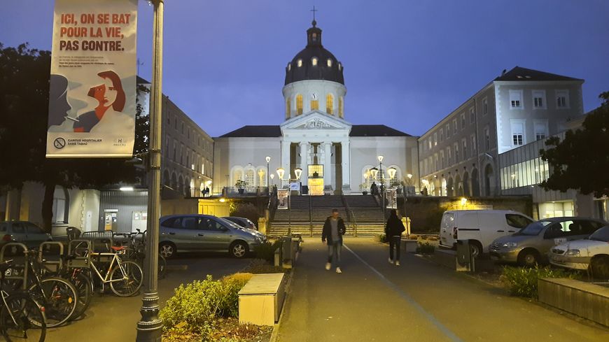 Vue de nuit du CHU d'Angers