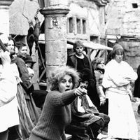 Ariane Mnouchkine dirigeant une scène lors du tournage de son film "Molière" en 1977.