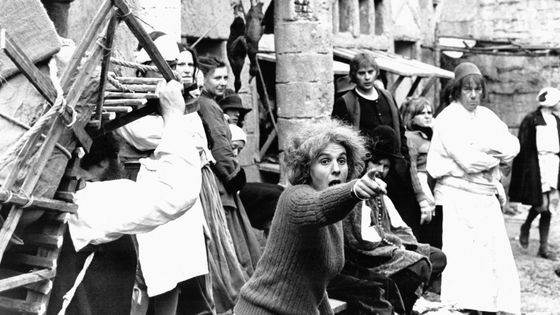 Ariane Mnouchkine dirigeant une scène lors du tournage de son film "Molière" en 1977. ©Getty - Photo de Michèle LAURENT/Gamma-Rapho via Getty Images