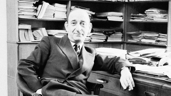 Portrait du philosophe français Raymond Aron à Paris. ©Getty - Jean-Louis SWINERS/Gamma-Rapho