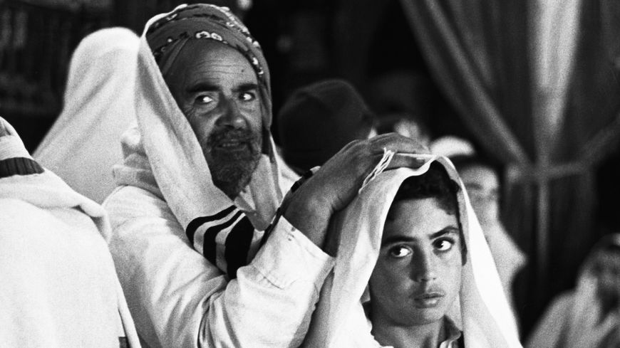 Un homme touche la tête d'un enfant lors d'un service religieux dans la synagogue de l'île de Djerba en Tunisie