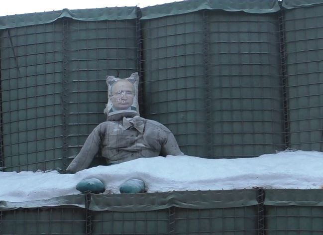 Dans les retranchements ukrainiens c'est un mannequin à l'effigie de Vladimir Poutine qui sert de cible d'exercice