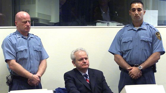 Slobodan Milosevic dans la salle d'audience du TPIY pour les crimes de guerre à La Haye le 03 juillet 2001 pour sa première comparution devant le corps. ©AFP - LAMPEN / REUTERS POOL /