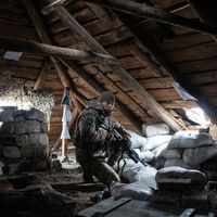 Un soldat ukrainien sur le front du Donbass à Svitlodarsk dans l'est de l'Ukraine le 23 janvier 2022
