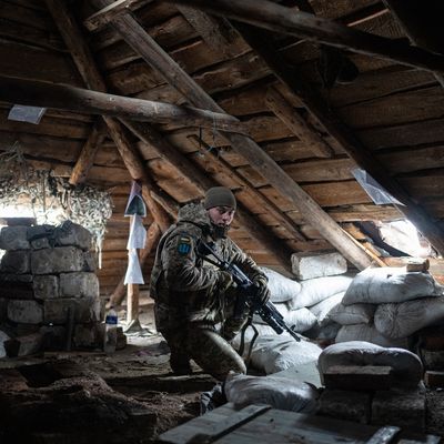 Un soldat ukrainien sur le front du Donbass à Svitlodarsk dans l'est de l'Ukraine le 23 janvier 2022