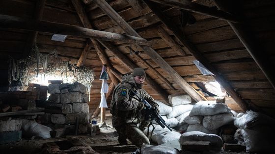 Un soldat ukrainien sur le front du Donbass à Svitlodarsk dans l'est de l'Ukraine le 23 janvier 2022 ©AFP - WOLFGANG SCHWAN / ANADOLU AGENCY