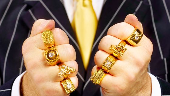 Or fin et diamant, mais plus assez de doigts pour les bagues ! ©Getty - Peter Dazeley