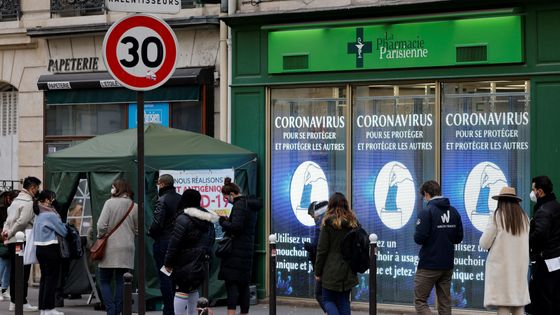 Des piétons font la queue devant une pharmacie pour recevoir des tests antigéniques Covid-19 à Paris, ©AFP - Ludovic MARIN