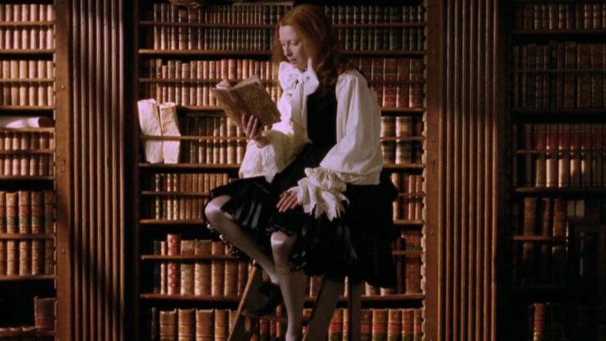 Orlando traverse les siècles et la littérature. Le jeune noble dans sa bibliothèque, incarné par Tilda Swinton dans l'adaptation de Sally Potter (1992)