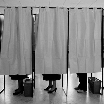 Electeurs dans les isoloirs lors du scrutin législatif le 16 mars 1986 à Paris, France