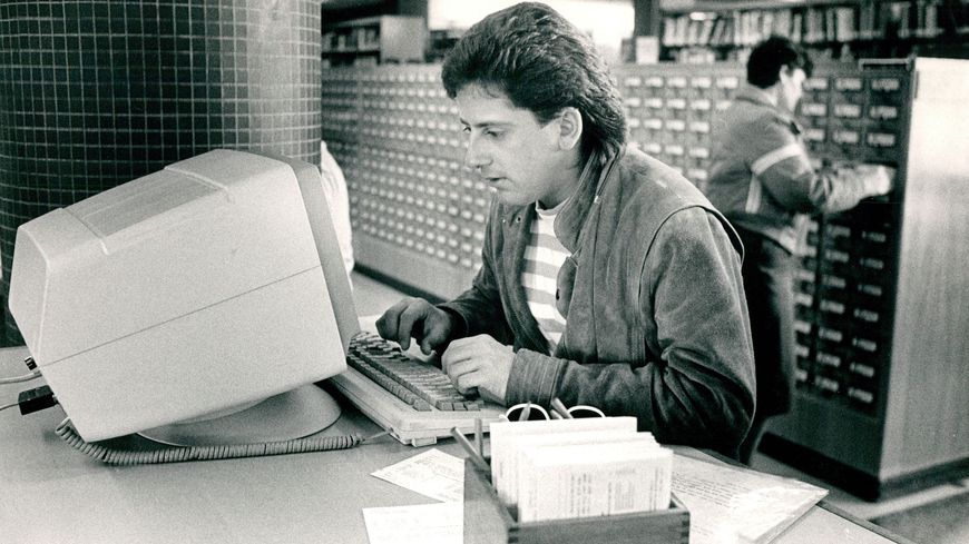 Août 1987, Jim Maclnnes consulte le catalogue informatisé de la bibliothèque publique de Denver, tandis que Judy Abarbanel utilise l'ancien catalogue matériel.