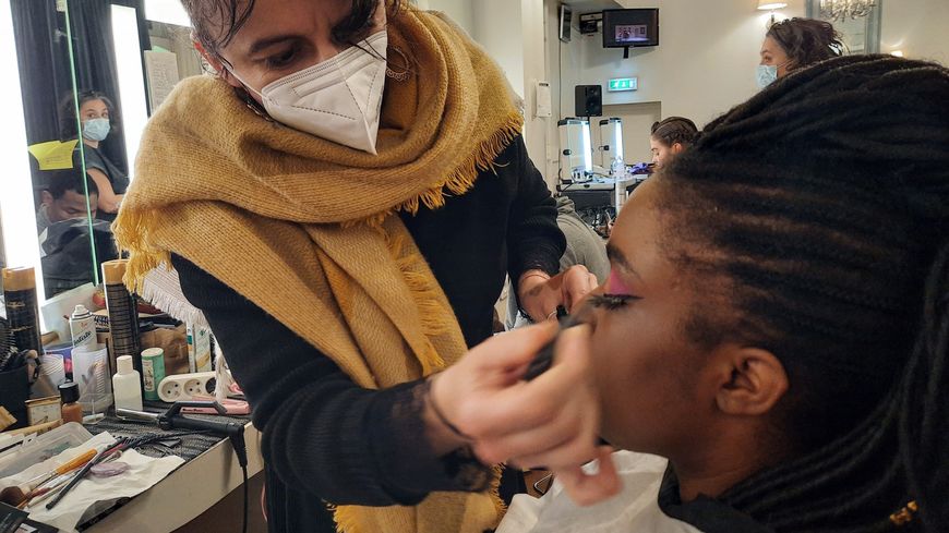 Les trois troupes passent par les mains expertes d'Angèle, la maquilleuse