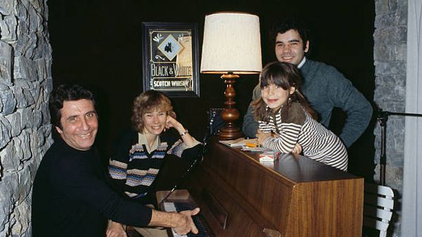 Gilbert Bécaud au piano, aux côtés de sa femme Kitty, avec ses enfants : Emily & Philippe