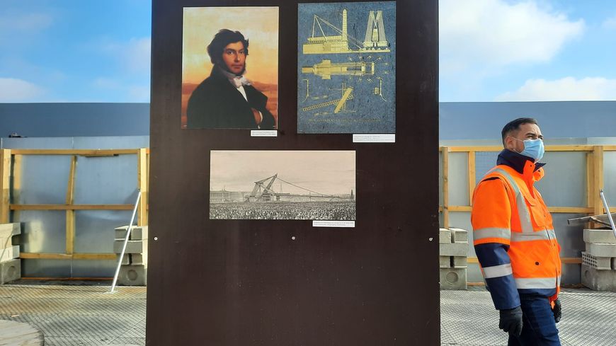 A l’approche du bicentenaire du déchiffrement des hiéroglyphes, la figure de Champollion est présente dès l’entrée du chantier de restauration, fermé au public, sur la place de la Concorde.