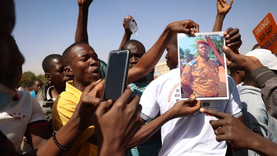 Des manifestants réunis à Ouagadougou pour soutenir l'armée tiennent une photo du lieutenant-colonel Paul-Henri Sandaogo Damiba. ©AFP - OLYMPIA DE MAISMONT