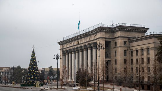 Un drapeau de l'État kazakh flotte en berne sur le toit d'un bâtiment administratif le 10 janvier 2022, à la suite de violentes manifestations ©AFP - Alexandr BOGDANOV