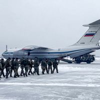 Des soldats russes embarquent pour le Kazakhstan.