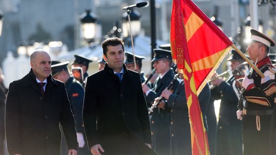 Le premier ministre macédonien Kovacevski acceuille son homologue bulgare K. Petkov le 18 janvier. ©AFP - Robert ATANASOVSKI