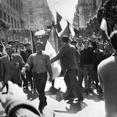 Des partisans de l'Algérie française manifestent rue d'Isly à Alger le 26 mars 1962