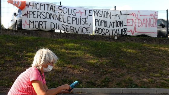 Photo prise le 21 août 2020, devant l'hôpital de Laval, en Mayenne, alors que les soignants étaient en grève pour réclamer plus de moyens ©AFP - JEAN-FRANCOIS MONIER / AFP