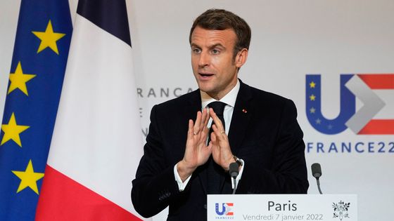 Emmanuel Macron a assumé ses propos sur les non-vaccinés à l'occasion d'une conférence de presse aux côtés d'Ursula Von der Leyen. ©AFP - Michel Euler