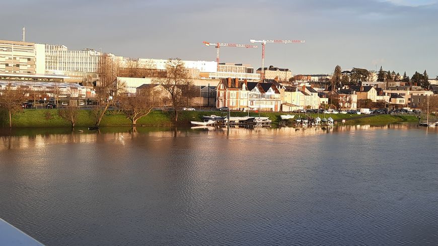 Vue du CHU d'Angers depuis la Maine. Jour de janvier 2022.