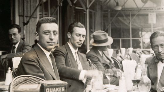 Robert Desnos à la terrasse d'un café vers 1920 ©Getty - Stefano Bianchetti/CORBIS