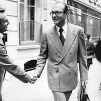 Poignée de main entre Jean-Pierre Soisson, secrétaire d'Etat, et Jacques Chirac dans les années 1970