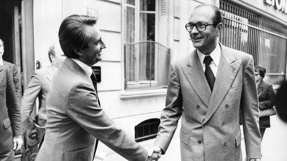 Poignée de main entre Jean-Pierre Soisson, secrétaire d'Etat, et Jacques Chirac dans les années 1970 ©Getty - Bernard CHARLON/Gamma-Rapho
