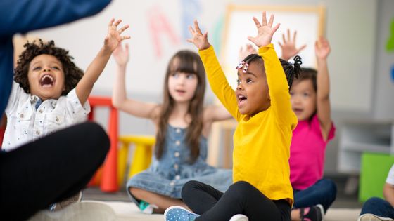 Comment continuer à organiser des ateliers d'éveil musical pour les enfants en période de pandémie ? ©Getty - FatCamera