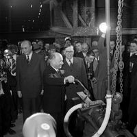 Jean Monnet, président de la Haute Autorité de la CECA lance la Communauté Européenne du Charbon et de l’Acier à l'usine Belval au Luxembourg le 1er mai 1953.