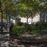 Rue du Faubourg Saint Antoine avec la fontaine de Montreuil, 11ème arrondissement Paris
