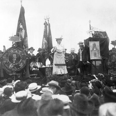 Rosa Luxemburg (1871-1919) donnant un discours lors de la Seconde Internationale à Stuttgart en 1907.