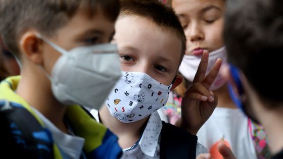 Après un test antigénique ou PCR dès l'apparition d'un cas positif dans une classe, les élèves doivent se tester également à la maison à J+2 et J+4. ©AFP - DENIS LOVROVIC