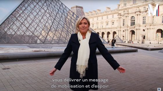 La candidate du Rassemblement national, Marine Le Pen, s'est mise en scène au Palais du Louvre pour son clip de campagne. ©AFP - Rassemblement national / Facebook