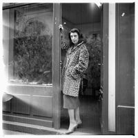 Iris Clert devant sa galerie au 3, rue des Beaux-Arts, Paris, 1956
