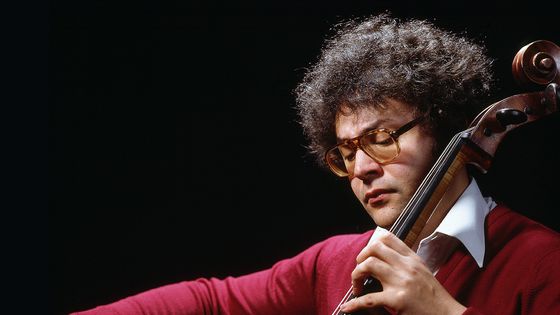 Frédéric Lodéon, violoncelliste, chef d'orchestre, producteur-animateur du Carrefour de Lodéon - Photo by Clive Barda / Arenapal / Warner Classics & Erato