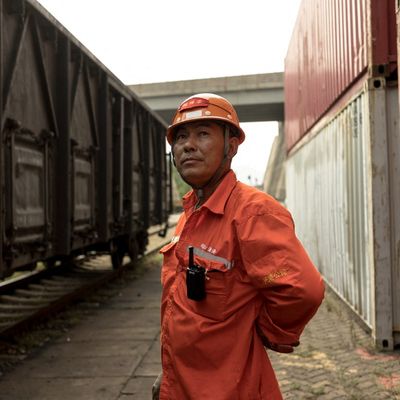 Un employé de la base logistique Chine-Kazakhstan à Lianyungang en Chine le 17 septembre 2021.