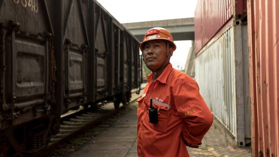 Un employé de la base logistique Chine-Kazakhstan à Lianyungang en Chine le 17 septembre 2021. ©AFP - Raul Ariano / Jiangsu Information Office