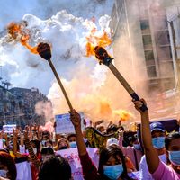 Des femmes manifestent à Rangoun en juillet dernier contre le coup d'État militaire survenu en février 2021 en Birmanie.