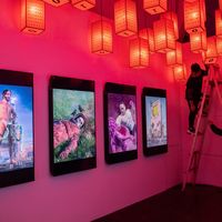 Des employés préparent l'une des premières expositions physiques de crypto art à Pékin, le 26/03/21