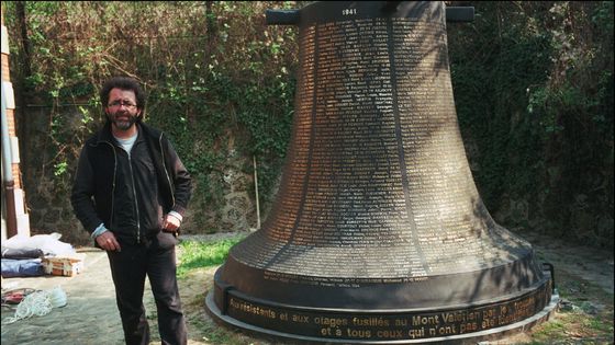 Pascal Convert en 2003, installant le monument rendant hommage aux fusillés du Mont-Valérien ©Getty - Georges Merillon / Gamma-Rapho